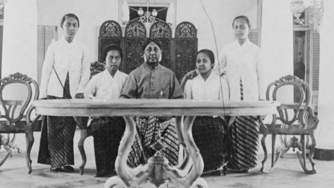 
					R.A. Kartini (duduk kanan) bersama ayah dan ketiga saudara perempuannya. Kredit: KITLV
